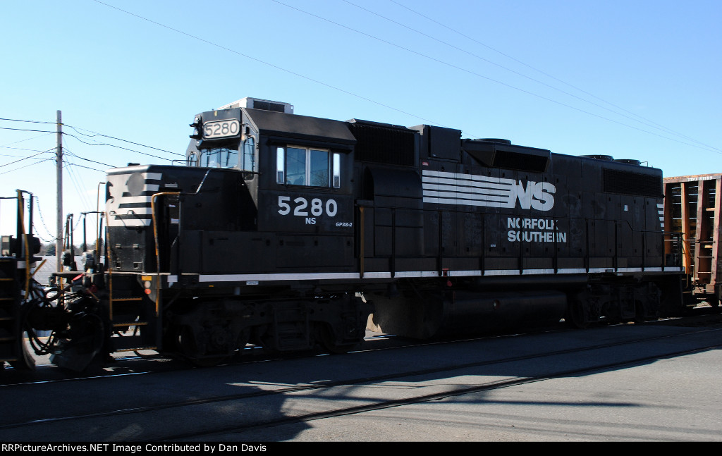 NS GP38-2 5280 trails on 38G
